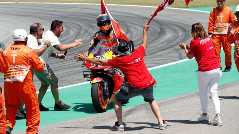 Τρελή καραμπόλα στο MotoGP &quot;έδωσε&quot; τη νίκη στον Μάρκεθ (βίντεο)