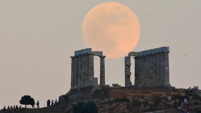 Μαγικές εικόνες από την Πανσέληνο της Φράουλας