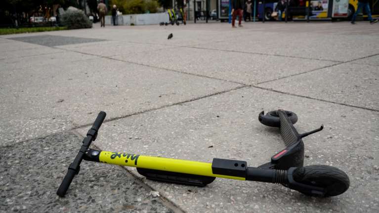 Tραυματίστηκε 72χρονη από πατίνι στο κέντρο της Θεσσαλονίκης