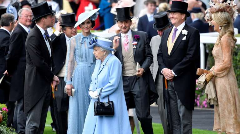 Κέιτ &amp; Ελισάβετ στα μπλε: εμφάνιση πολλών καρατίων στο Άσκοτ