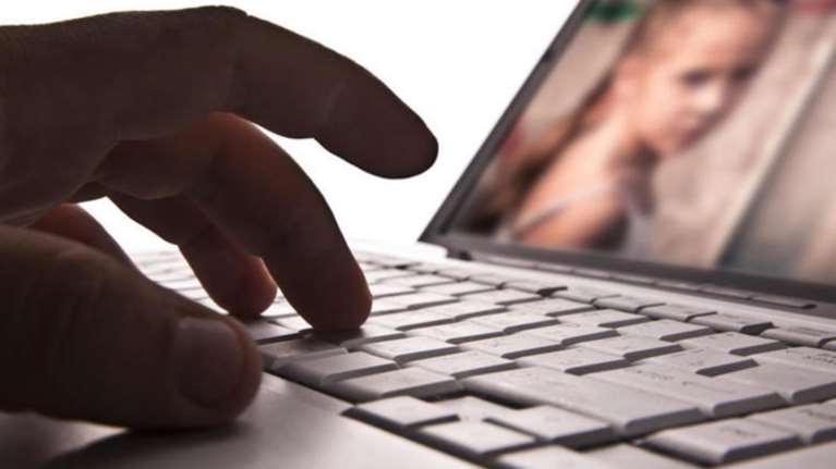 Φωτογράφιζε γυμνή την 5χρονη αδελφή της - τα πουλούσε μέσω Dark Web
