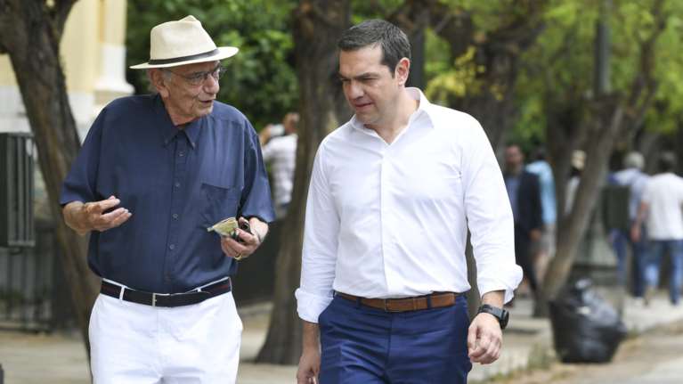 Η βόλτα του Αλέξη Τσίπρα με τον Βασίλη Βασιλικό στο Ζάππειο