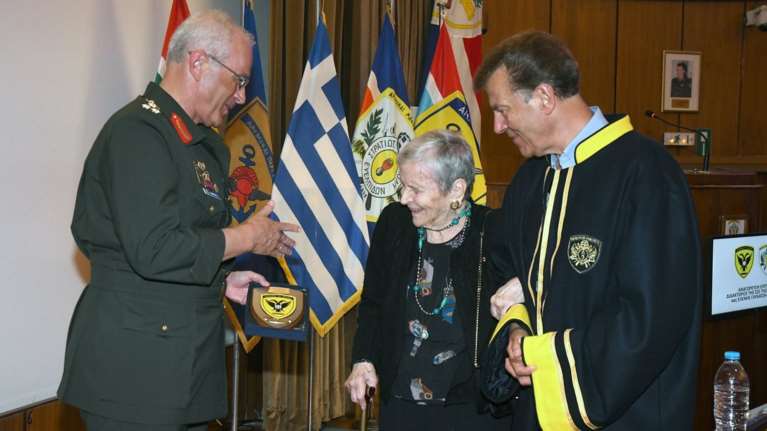 Επίτιμη διδάκτωρ της Στρατιωτικής Σχολής Ευελπίδων η Ελένη Αρβελέρ