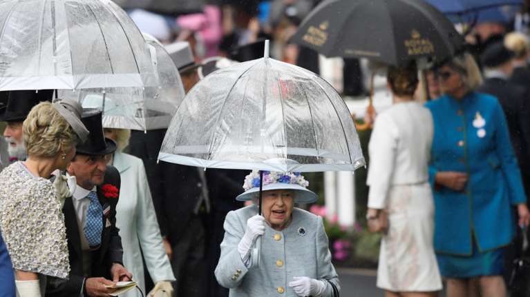 Πόσο στοιχίζει η ομπρέλα της βασίλισσας Ελισάβετ;