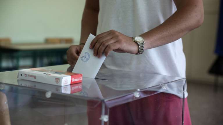 Από ποιες δεξαμενές «ψαρεύουν» ψηφοφόρους ΣΥΡΙΖΑ και ΝΔ