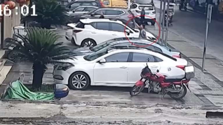 Εργάτης στην Κίνα έπιασε στον αέρα παιδί που έπεσε από τον 2ο όροφο (vid)