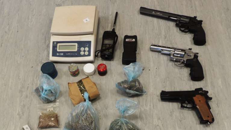 Συνελήφθη γνωστός Έλληνας ράπερ για διακίνηση ναρκωτικών