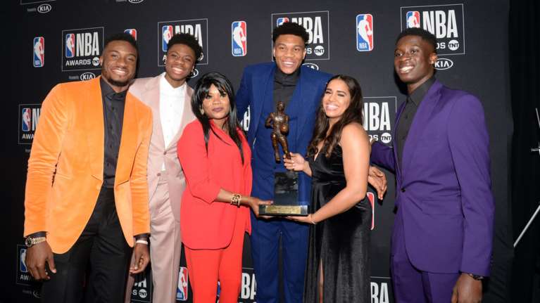 Ο πολιτικός κόσμος &quot;υποκλίνεται&quot; στον Γιάννη Αντετοκούνμπο