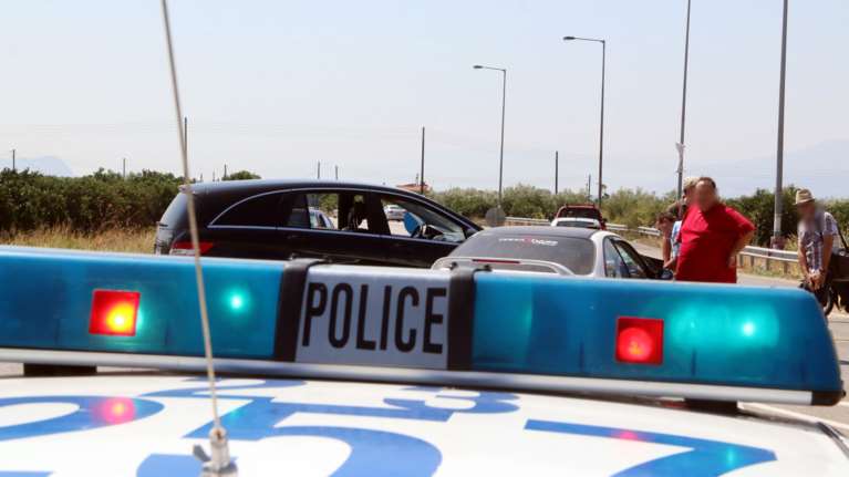 Ένας 16χρονος στη Μυτιλήνη παρέσυρε και τραυμάτισε δύο αστυνομικούς