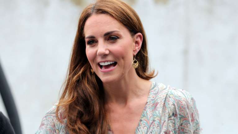 Κέιτ Μίντλετον: Ηλιοκαμένη, γοητευτική με αέρινο καλοκαιρινό φόρεμα [φωτο]