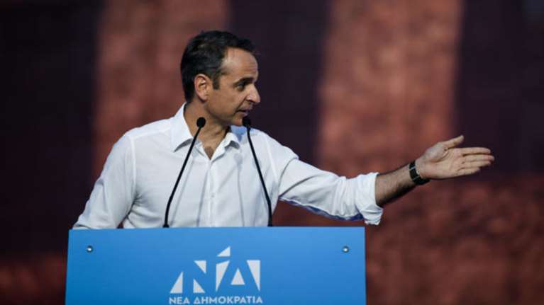 Ενόχληση Μητσοτάκη για τα … κοστούμια, χαμόγελα για την ενότητα