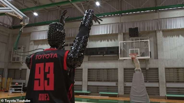 Πανύψηλο ρομπότ έσπασε το Γκίνες - Έβαλε 2.020 καλάθια στη σειρά [βίντεο]