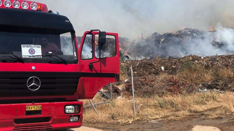Υπό μερικό έλεγχο η πυρκαγιά στο Λαύριο