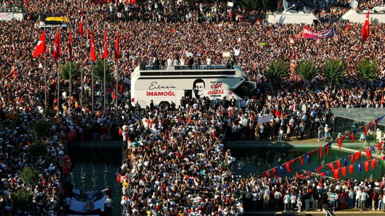 Χιλιάδες κόσμου υποδέχτηκαν τον νέο δήμαρχο Κωνσταντινούπολης