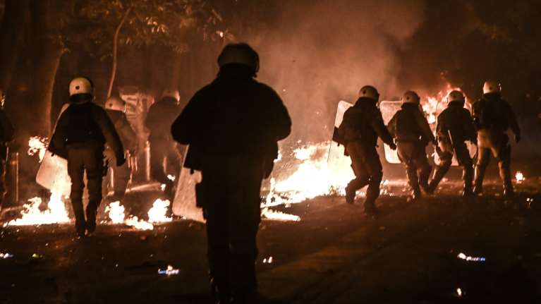 Νέα επίθεση στα ΜΑΤ έξω από τα γραφεία του ΚΙΝΑΛ