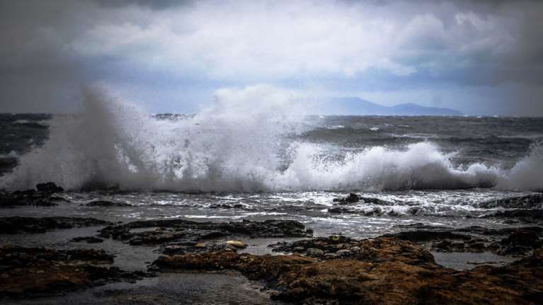 Ισχυροί άνεμοι στο Αιγαίο, βροχές σε κεντρικά και Πελοπόννησο