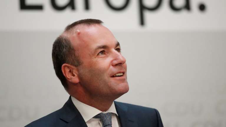 Handelsblatt: Στον σκληρό αγώνα για τις θέσεις της ΕΕ, αναδύεται λύση