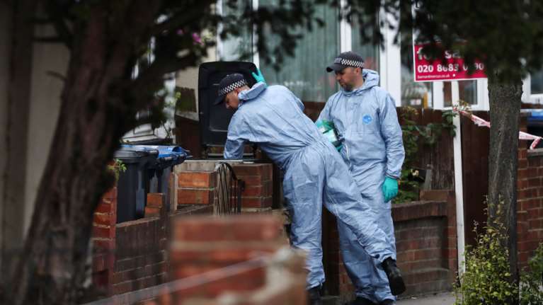 Σοκ στο Λονδίνο: Μαχαίρωσαν μέχρι θανάτου 8 μηνών έγκυο