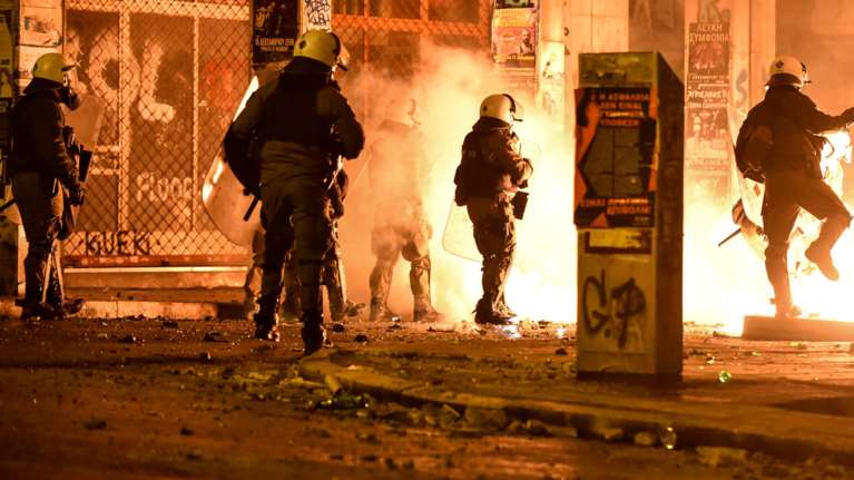 Νέα επεισόδια κατά αστυνομικών στα Εξάρχεια, έξω από το ΥΠΠΟ