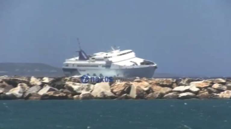 Το Paros Jet «δαμάζει» τα κύματα στο λιμάνι της Νάξου