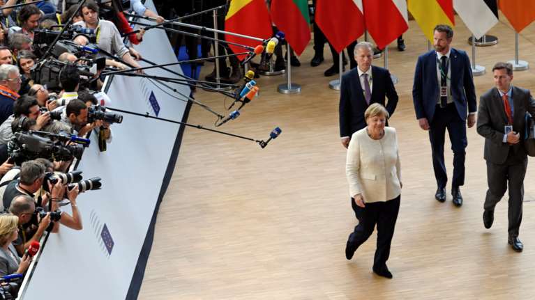 H Mέρκελ, η συμφωνία της Οσάκα και η &quot;εξέγερση των κουνελιών&quot;