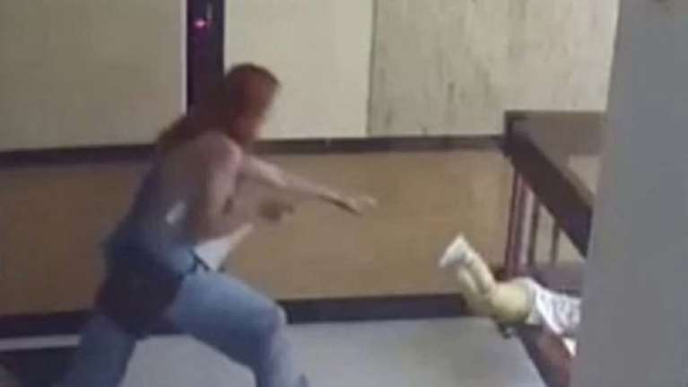 Άρπαξε το παιδί της πριν πέσει στο κενό (βίντεο)