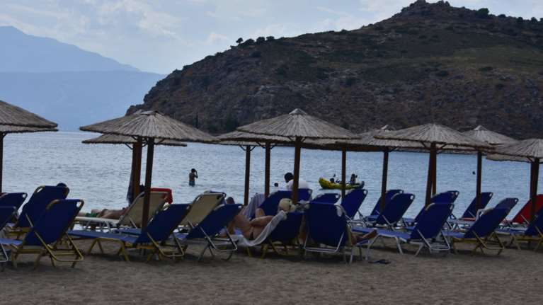 Καλοκαιρινό μπαράζ 16.000 φοροελέγχων από την ΑΑΔΕ