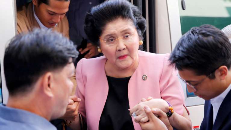 Μαζική τροφική δηλητηρίαση στα γενέθλια της Ιμέλντα Μάρκος