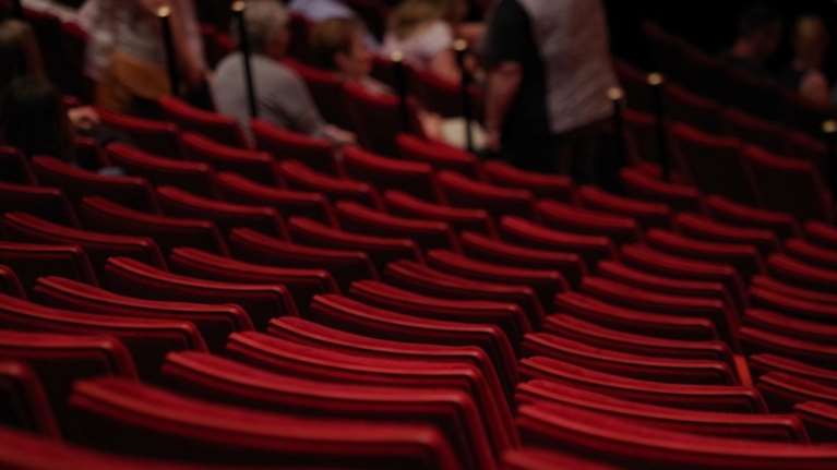 ΟΑΕΔ: Πότε αρχίζουν οι αιτήσεις για δωρεάν θέατρο