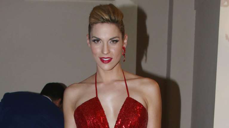 Μαντώ Γαστεράτου: Ποζάρει με μαγιό και δείχνει τη φουσκωμένη κοιλιά της