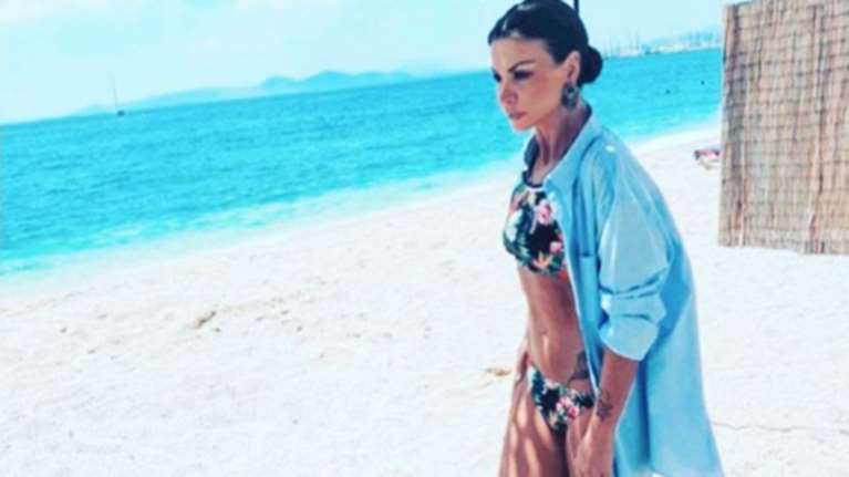 Η Νίνα Λοτσάρη βάζει το μαγιό της &amp; φέρνει το καλοκαίρι