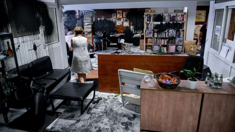 Η στιγμή της επίθεσης του Ρουβίκωνα στην Athens Voice