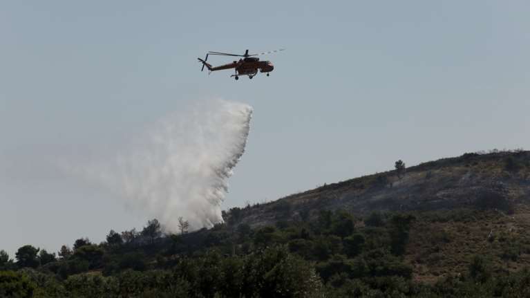 Υπό έλεγχο η φωτιά στα Σπάτα, κοντά σε εμπορικό κέντρο