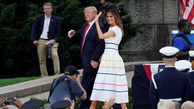 Μελάνια: με καλοκαιρινό στιλ και άλλο μαλλί γιορτάζει