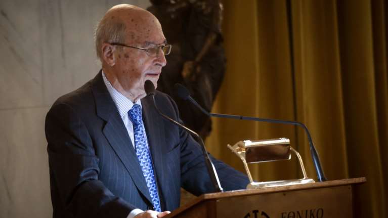 Στο πλευρό της Athens Voice και ο Κώστας Σημίτης