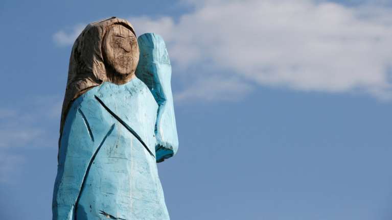 Σλοβενία: Το νέο άγαλμα της Μελάνια Τραμπ μοιάζει περισσότερο με...