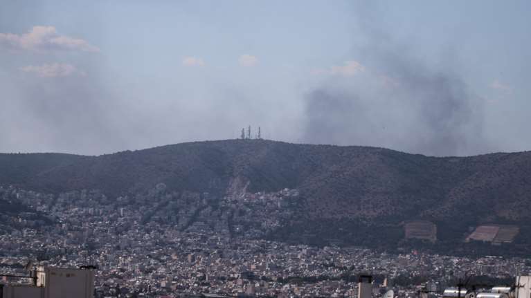 Υπό μερικό έλεγχο η φωτιά στην περιοχή της Φυλής