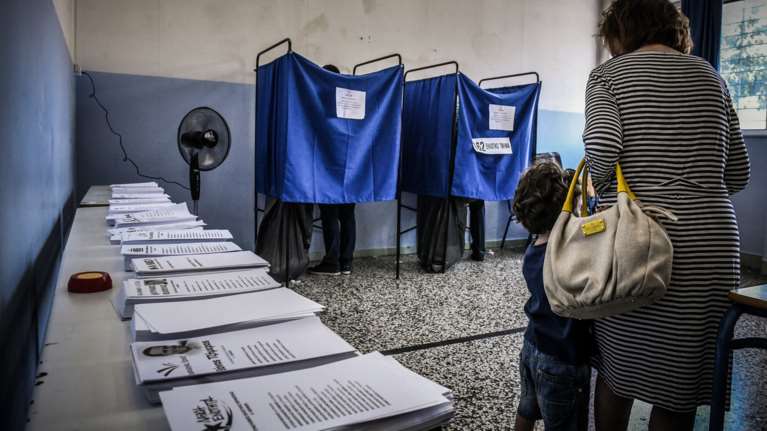 Η ώρα της απόφασης: Στις εθνικές κάλπες από το πρωί οι πολίτες
