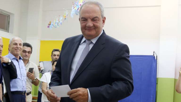 Ο Καραμανλής τηλεφώνησε στον Μητσοτάκη