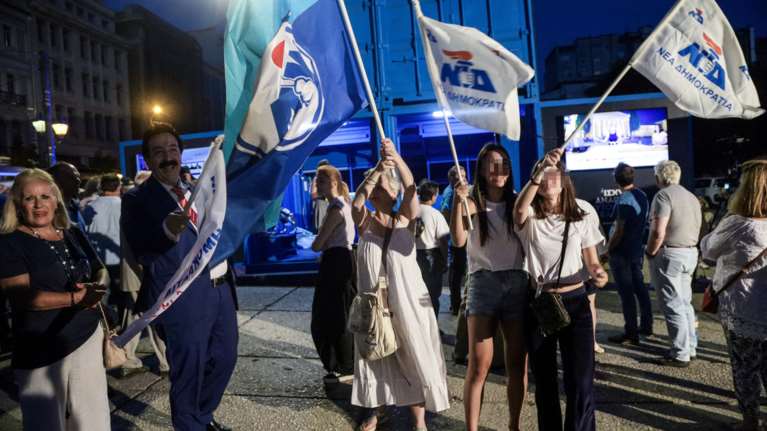 Για σαρωτική νίκη της κεντροδεξιάς μιλούν οι Financial Times