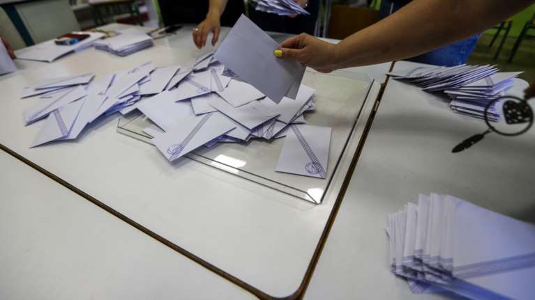 Γνωστά ονόματα εκτός Βουλής: Πρώην υπουργοί και στελέχη