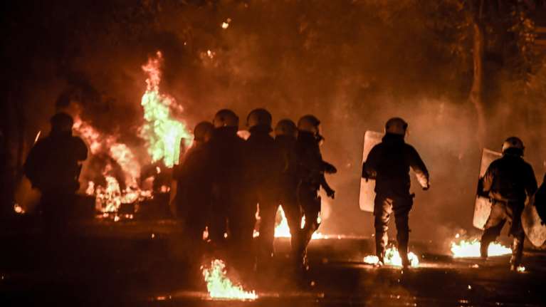 Επίθεση στα ΜΑΤ στο Πεδίον του Άρεως