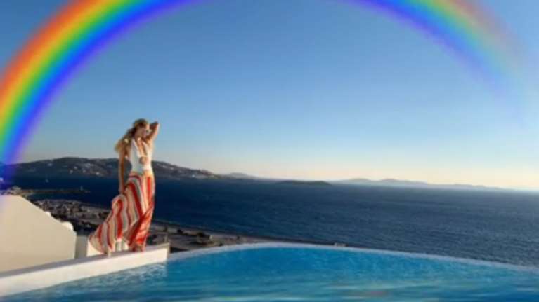 Η Πάρις Χίλτον φωτογραφίζεται στον παράδεισό της στη Μύκονο