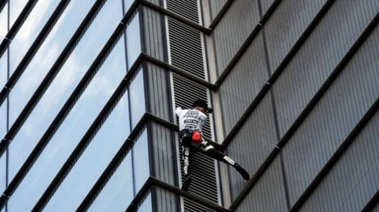 Ο άνθρωπος-αράχνη αναρριχάται στον ψηλότερο ουρανοξύστη του Λονδίνου