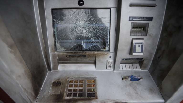 Μεγάλες ζημιές σε ΑΤΜ στου Ζωγράφου - Οι δράστες έβαλαν φωτιά