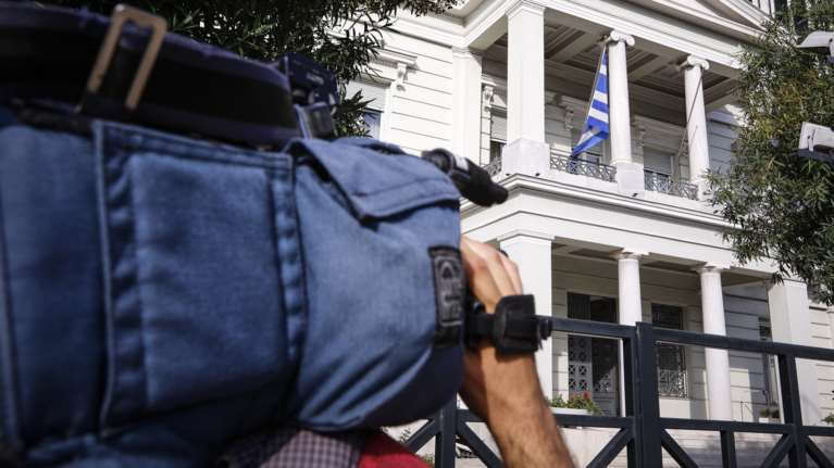 Τελετές παράδοσης- παραλαβής στα υπουργεία [live]