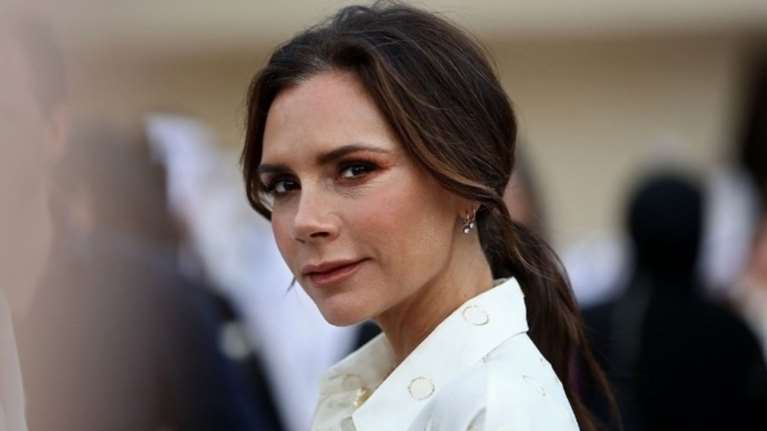 Βικτόρια Μπέκαμ: &quot;Τα πολύ στενά ρούχα που φορούσα στις Spice Girls ήταν σημάδι ανασφάλειας&quot;