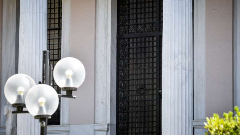 Η απάντηση για τις "κλειστές πόρτες" στο Μαξίμου