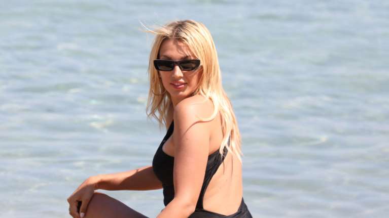 Η Σπυροπούλου στην παραλία με ολόσωμο μαγιό που τονίζει τις καμπύλες της