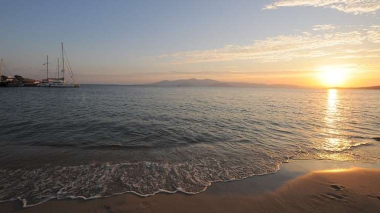 Η Evening Standard αποθεώνει τις παραλίες της Νάξου